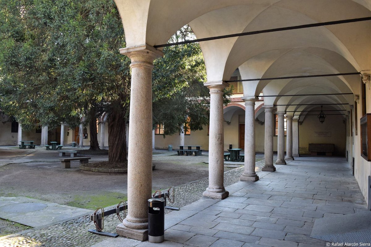 Patio Sforzesco (siglo XV) del antiguo hospital de San Mateo, Università degli studi di Pavia, Italia. <a href="/Italia_espanol/">Oficina de Turismo de Italia</a> <a href="/unipv/">Università di Pavia</a> <a href="/inLOMBARDIA/">inLOMBARDIA</a> <a href="/VisitPavia/">Visit Pavia</a> <a href="/ProvinciaPavia/">Provincia di Pavia</a> <a href="/fotopavia/">fotopavia</a>
