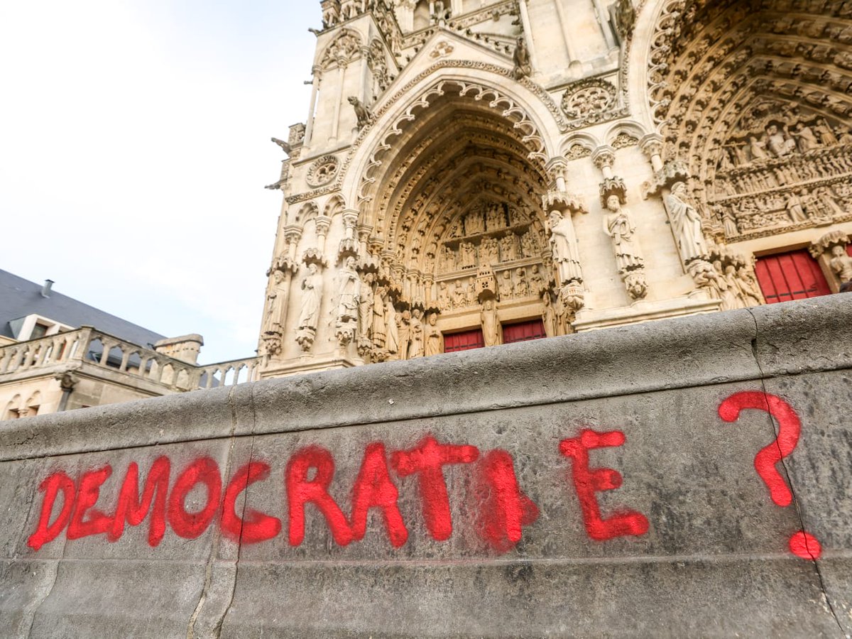 CourrierPicard's tweet photo. Réforme des retraites: l’Hôtel de ville et les abords de la cathédrale d’Amiens tagués lors de la manifestation https://t.co/ohoEC4GccZ https://t.co/o8rw7ALtnG