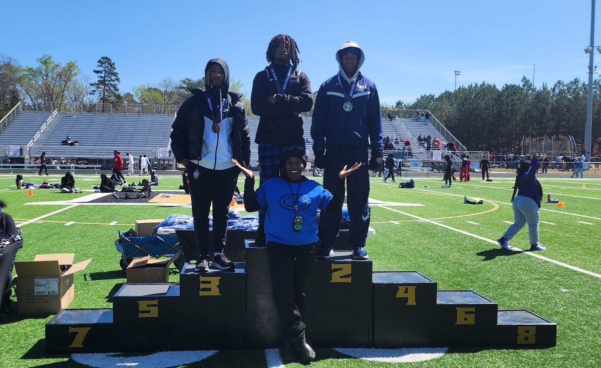 bdoe84's tweet photo. The Gail Devers Invitational has jumped off with Alan Smith 2nd in HJ and Carl Murray 3rd in LJ. https://t.co/GhSqh5NakG