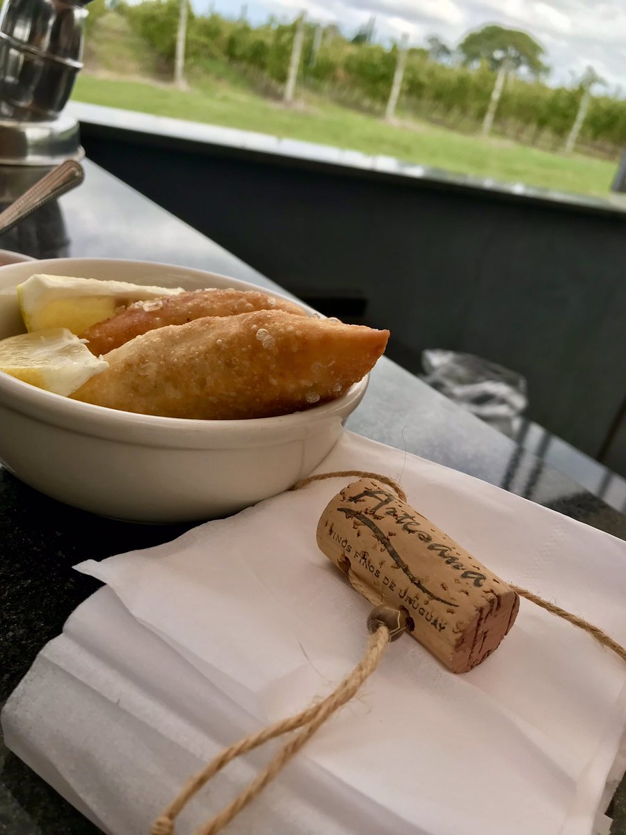 CarbajalSebas's tweet photo. Empanadas de carne 
Excelente maridaje para un vino tanat https://t.co/9aHEjJv18K