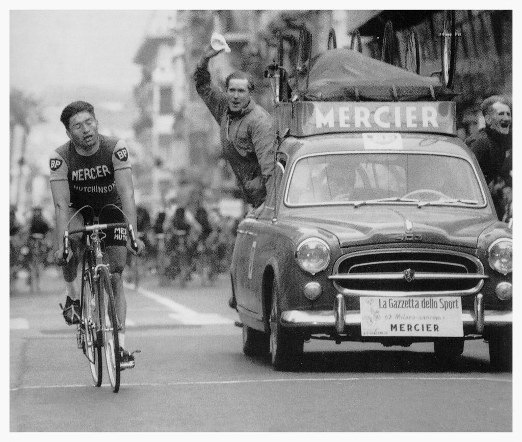 upmediabike's tweet photo. Le 19 mars 1961, Raymond Poulidor, l'éternel second aux 189 victoires, remportait la Primavera. 62 ans après, le 18 mars 2023, son petit-fils le Néerlandais Mathieu van der Poel réalise ce même exploit.
Tel grand-père, tel petit-fils @corinnepoulidor.
📸: flickr, AFP https://t.co/vo5CpVPtu7