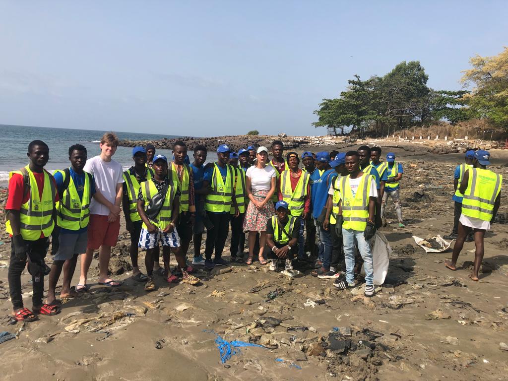 Christo25368370's tweet photo. 3 consecutive week of our beach-cleaning with returnees. Thanks to @EmmaSpicer18 for your encouraging words this morning 🙏🏻 Only united we can move ahead. #reintegration #keepthebeachclean @IOMSierraLeone @UNSierraLeone https://t.co/0Hjh7jV7Ee