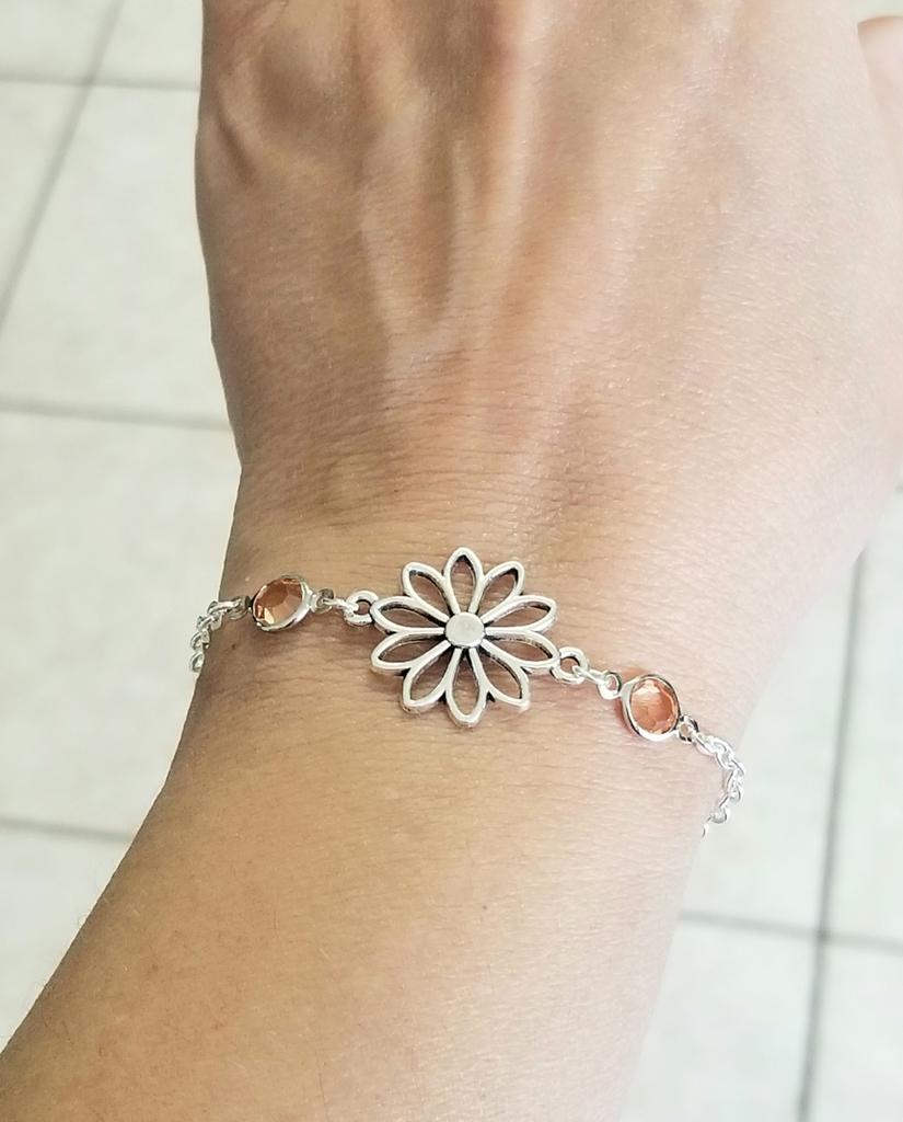 #jewelry #bracelet #charmbracelet #handmadegifts #flowers  #SpringVibes #daisies #daisyjewelry #fashion #style #womensfashion #womenstyle #boho #bohostyle #bohojewelry 
 etsy.com/listing/144173…