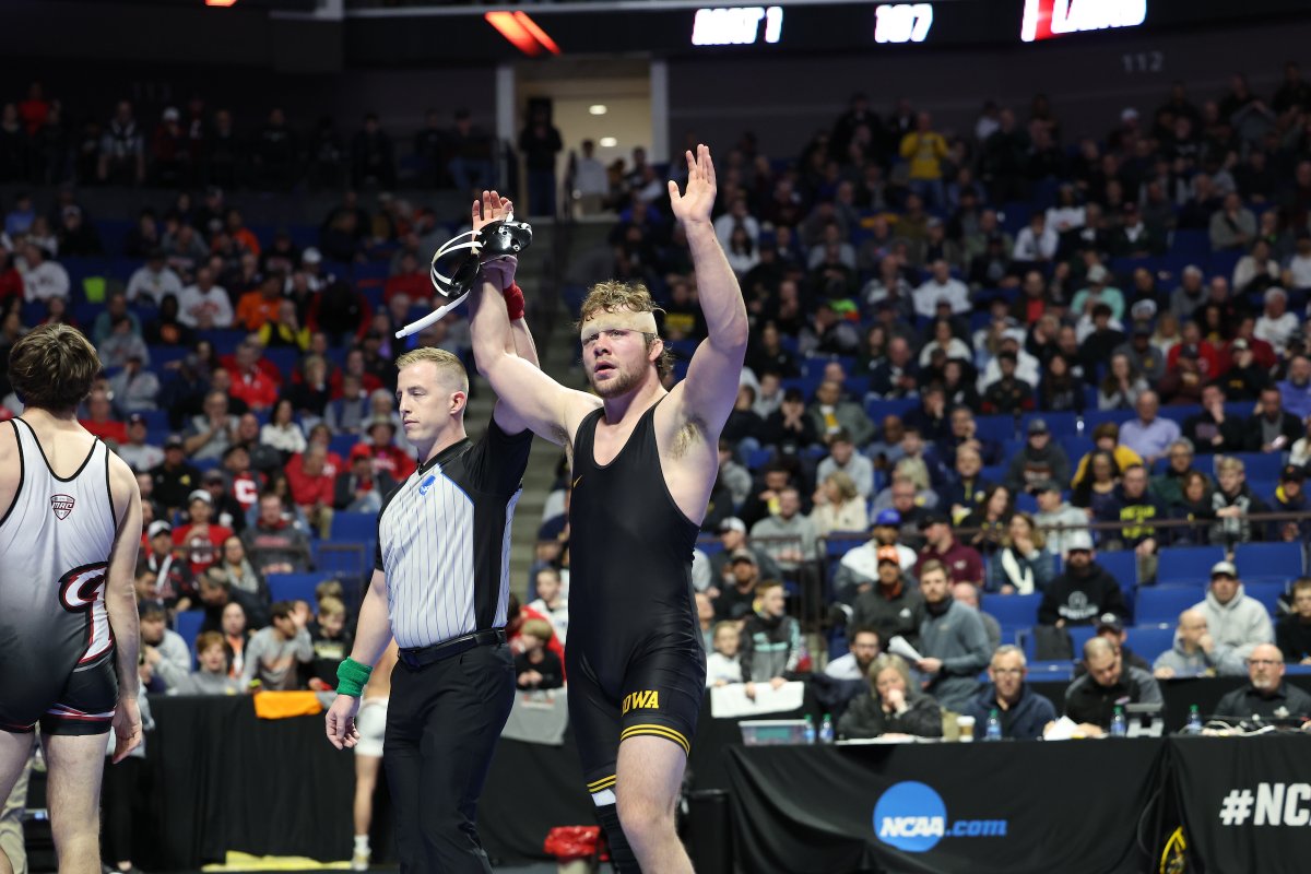 Hawks_Wrestling's tweet photo. 𝐆𝐑𝐈𝐓 𝐃𝐄𝐅𝐈𝐍𝐄𝐒 𝐖𝐀𝐑𝐍𝐄𝐑

@j_warner156 closes his Hawkeye career with a 7-3 win over Rider’s Ethan Laird to finish fifth.  Gritty week for JW! #Hawkeyes https://t.co/TmM01ATwl9