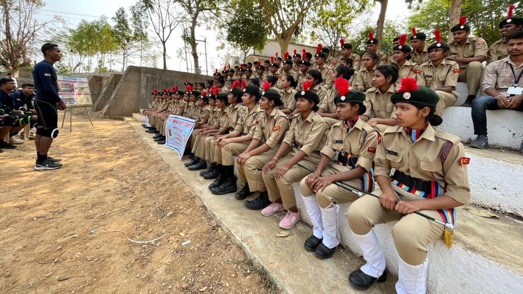 #BattleAxeCyclingExpedition gains momentum as it reaches #Gujarat after the fervour reverberated in Aravallis. Team motivated young minds & #NCC Girl Cadets besides interacting with #Veterans enroute. Journey surges ahead along interior areas bordering two states. #DesertCorps