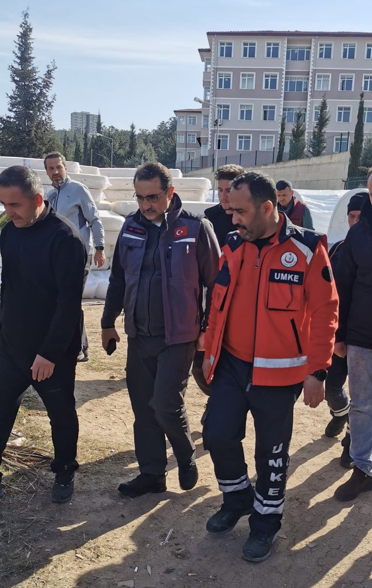 yaseta's tweet photo. @hambolat" Bende depremzedeyim" deyip gidebilirdi. GİTMEDİ
Sahayı koordinatörlere bırakıp sorumluluk almayabilirdi.SORUMLULUK ALDI
Günlerce HASTA BAKTI
40gündür Hatay sınırlarında bile olmayan kişiler şimdi çıkmış, 40 gündür vatandaşının yanında olan ADAM'a klavyeden laf sayıyor https://t.co/ClzxfGnNt3