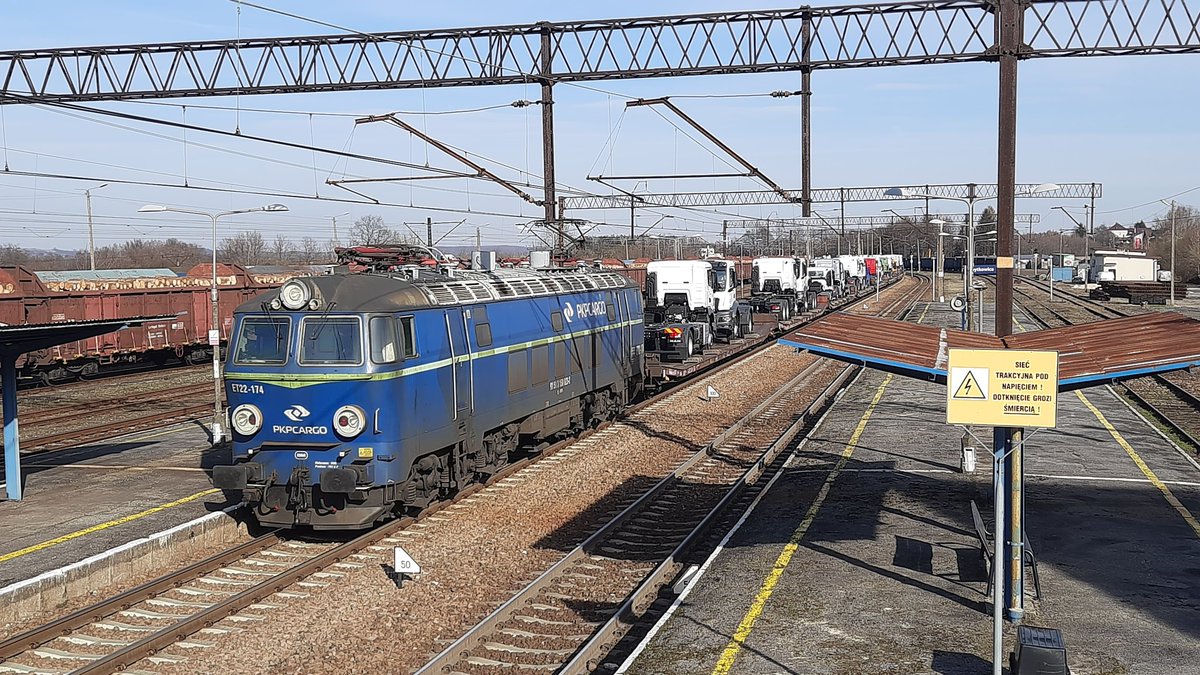 LeszekMatula's tweet photo. Tiry na tory i byk z połówkowymi patykami.
MANy z Niepołomic jadą na zachód.
#LK94 #ET22-174
Spytkowice, 18.03.2023r. https://t.co/UMQsfFEqyX