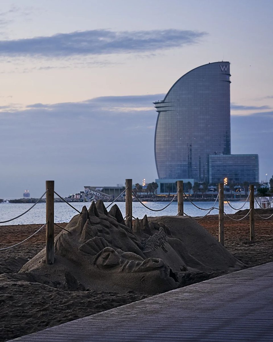 VisitBCN_CAT's tweet image. 🌴 Res com una visita ràpida a la platja de la Barceloneta per preparar-nos pel bon temps! 🏖️
📷 bcnmagica (IG)
#visitbarcelona #barcelonabeach #estelferit