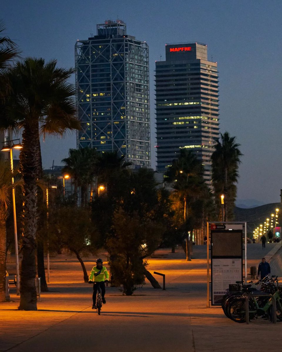 VisitBCN_EN's tweet image. 🌴 Nothing like a quick visit to Barceloneta beach to get ready for the good weather! 🏖️
📷 bcnmagica (IG)
#visitbarcelona #barcelonabeach #estelferit