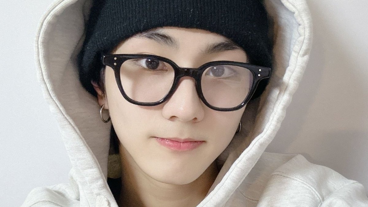 yjwprnts's tweet photo. jungwon selcas in specs ~ https://t.co/qoICqrkw6f