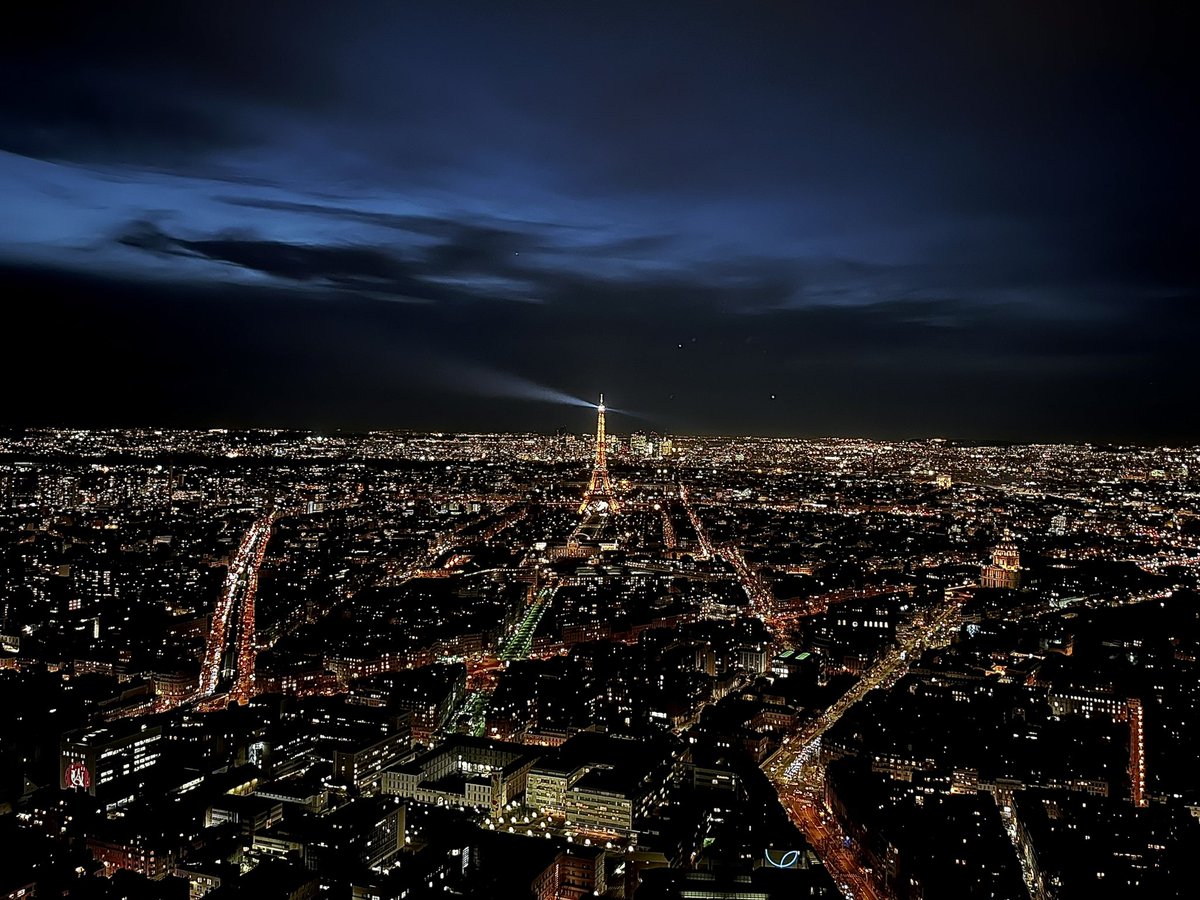 Selyndix's tweet photo. paris✨ https://t.co/a24mupLcll