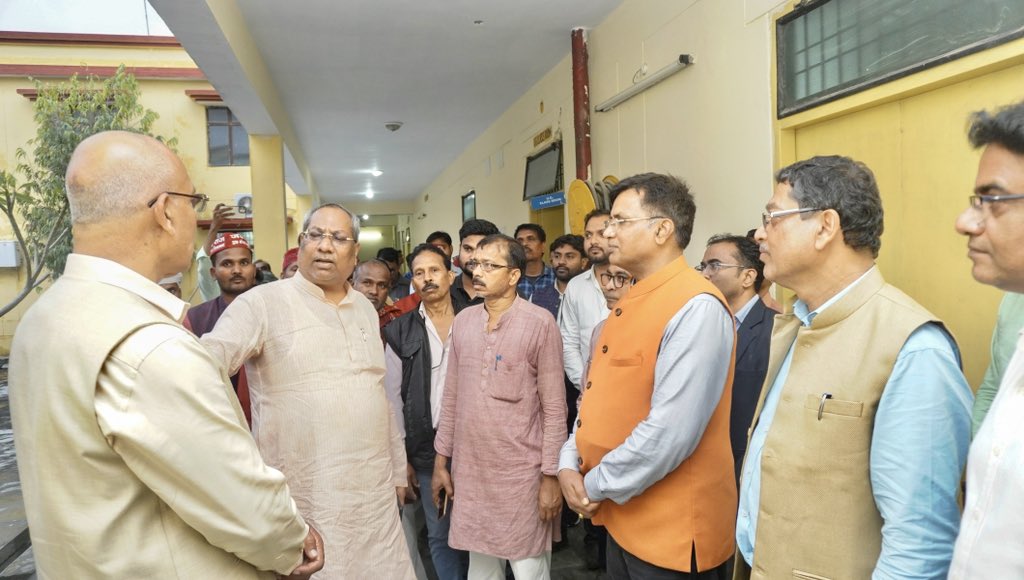 fsswaup's tweet photo. को लेकर चिंता जाहिर की और पूर्व की भांति अपनी समस्याओं से अवगत कराया, जिसपर माननीय मंत्री जी ने छात्रों के हित में आश्वासन दिया। @mahamana4u @CMOfficeUP @psharma_in @FDepar2 @PRupala @myogiadityanath @RMNnishad4u @FisheriesGoI https://t.co/LDUaN5dtgE
