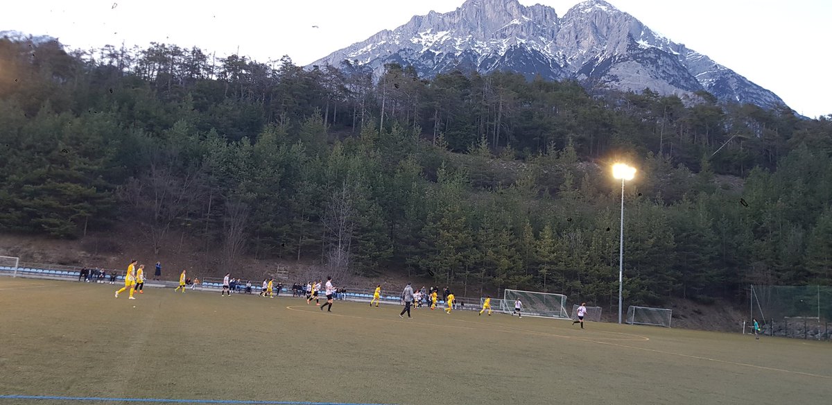 Fußball mit Bergpanorama