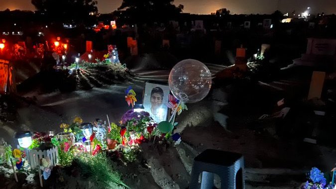 Ben yürürdüm, 
yol yüreğim kadar yanıktı, 
çocukların ayakları kızıl çamurdandı, 
yanıktı çocukların ayakları, 
soğuktandı...

#FerihaAltıok

#isiasmelekleresözümüzvar #isiashepimizindavası