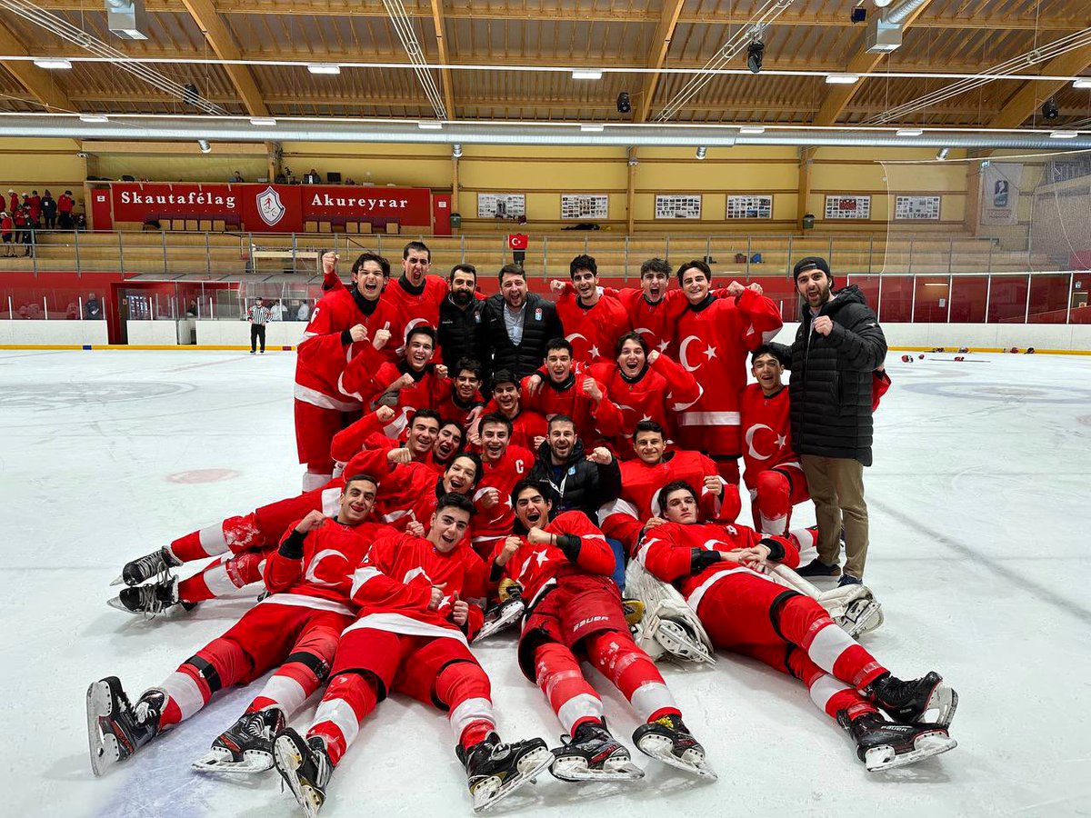 sportstv's tweet photo. 🏒18 Yaş Altı Erkekler Dünya Buz Hokeyi Şampiyonası 3. Klasman A Grubu mücadelesinde Türkiye, beşinci maçında Bosna Hersek'i 2-0 mağlup etti.

Turnuvada 3 galibiyet, 2 yenilgi alan milliler grubunu üçüncü sırada tamamladı. https://t.co/CenyvziqGR
