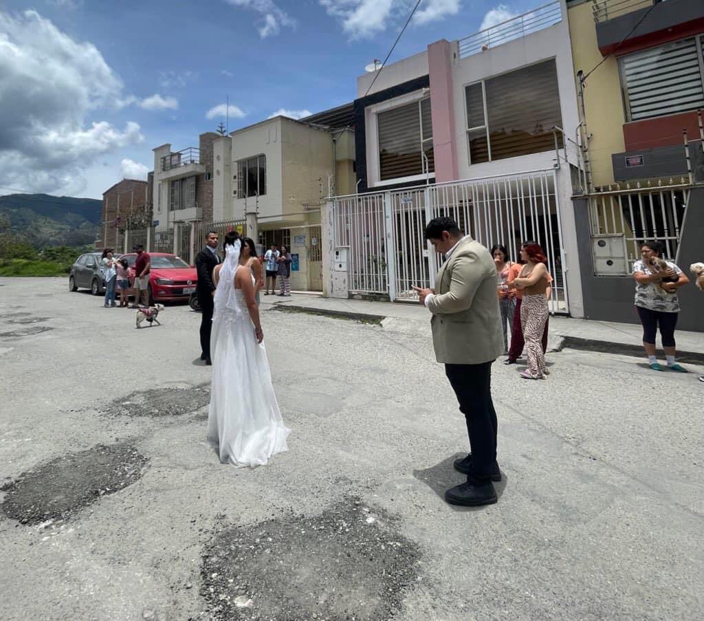 qnestk's tweet photo. El temblor impidió este matrimonio

 #Temblor https://t.co/lACI9VqWJr