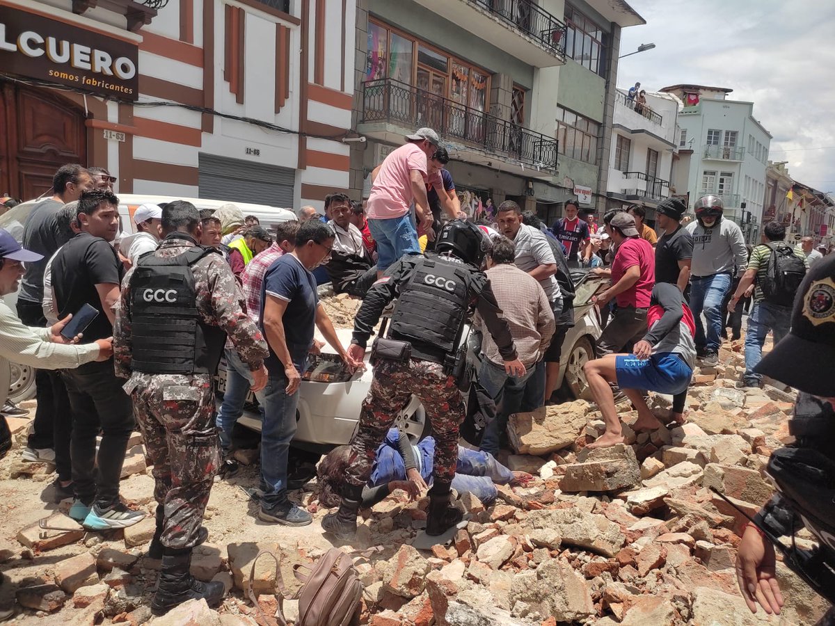 laPostaCue's tweet photo. Una casa cayó en el Centro Histórico de Cuenca, hay personas atrapadas en un vehículo en la calle Sucre, todo esto producto del temblor que acaba de sacudir a la ciudad. Noticia en Desarrollo. https://t.co/mPFIDrFpsW