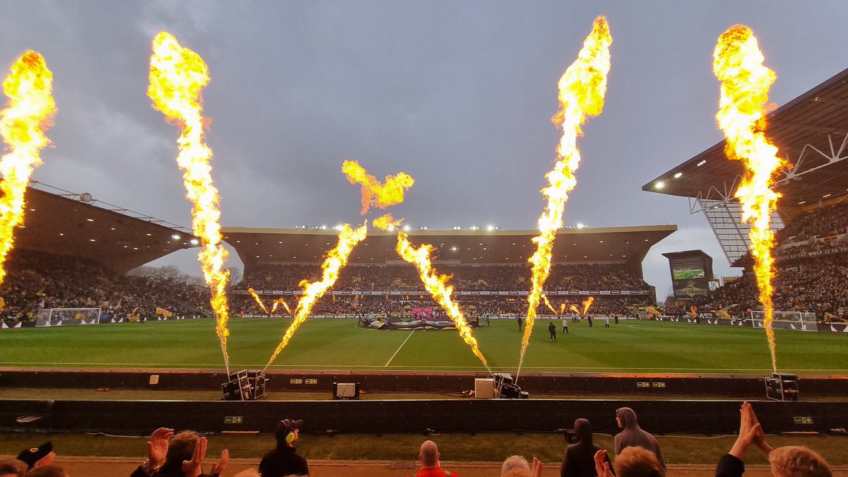 Molineux. Again.

#lufc #lufcawaydays