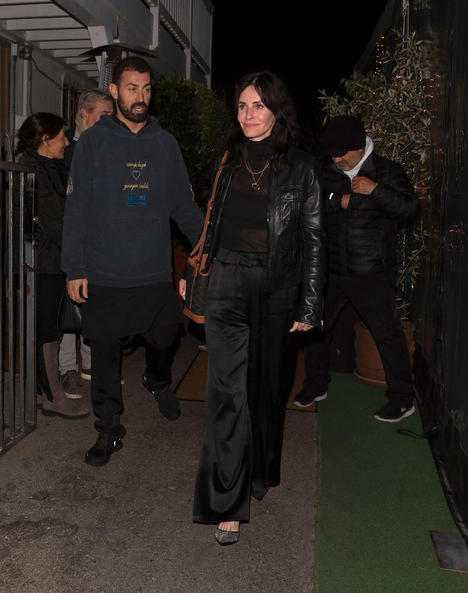 CentralCoxBr's tweet photo. Courteney Cox saindo do restaurante Giorgio Baldi em Santa Monica, Califórnia ontem (17). https://t.co/KP934mLHFO