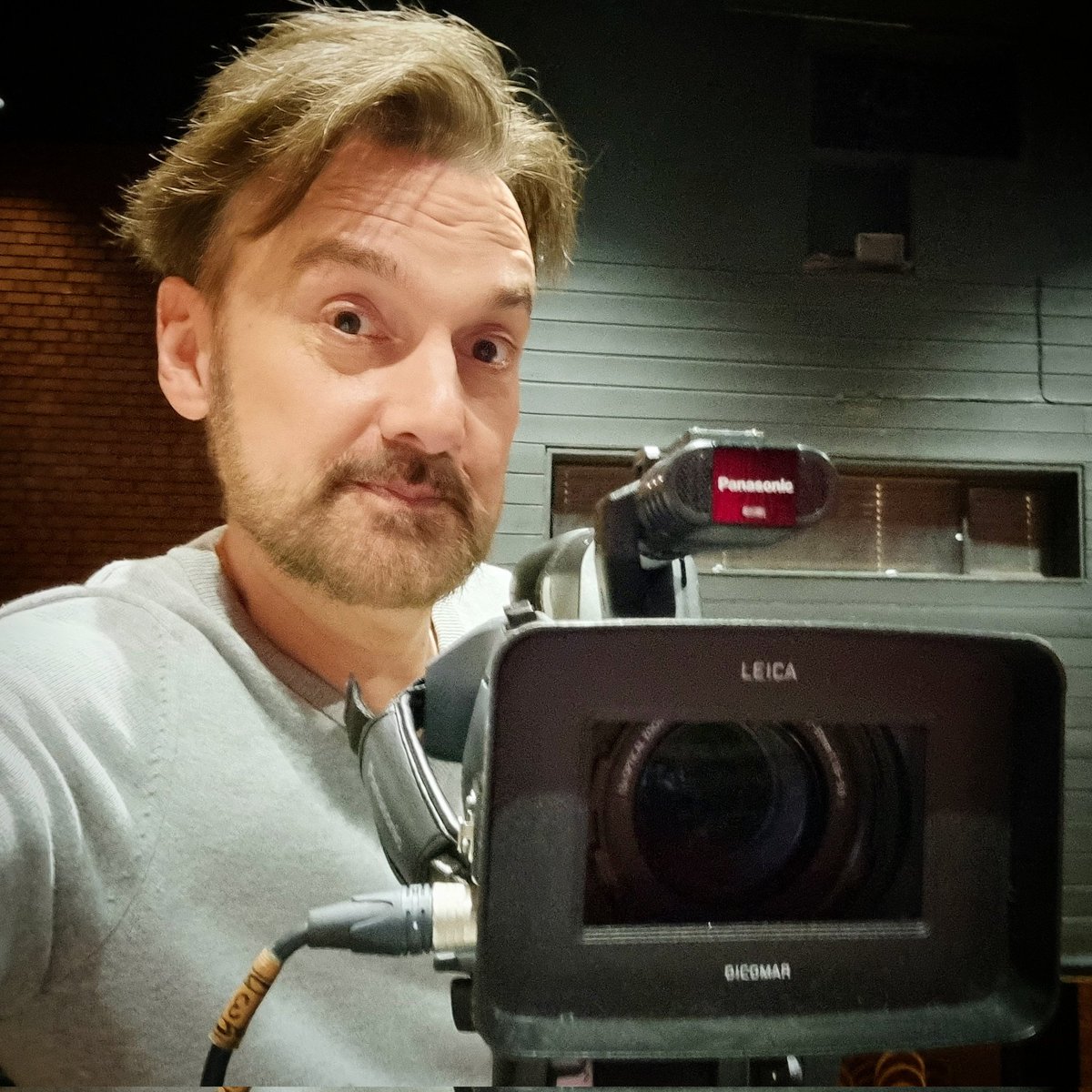 Timsley's tweet photo. She's a camera girl for @ccallproduction today...! #WHOISNT 🤪 #TIMMYALEXISCARRINGTONWARD #CAMERAGIRL #MELANIEGRIFFTH #WORKINGGIRL #SATURDAYJOB #NOFILTERJUSTPLASTICSURGERY https://t.co/DTl9K12k57