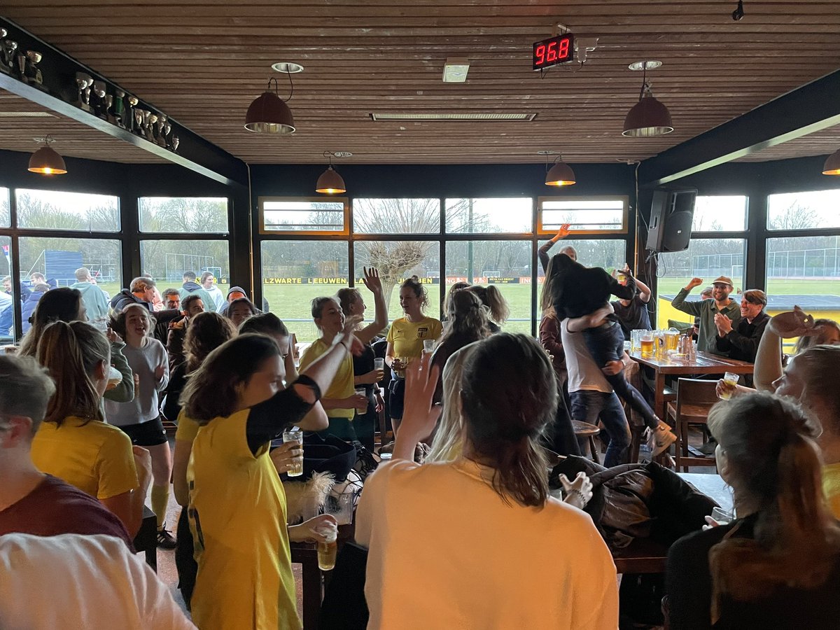 8 overwinningen uit 8 thuiswedstrijden —-> CLUBFUST + FEEST 🏆🥳 🍻