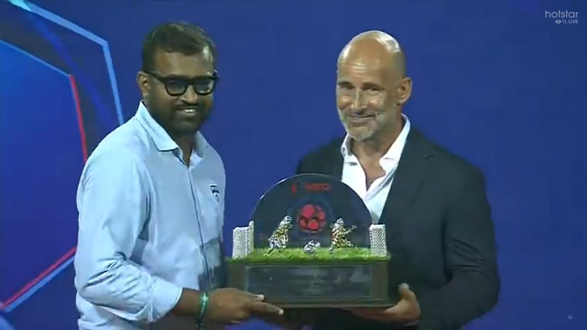 📸 | FC Goa and Bengaluru FC win the Grassroots award. #IndianFootball | #HeroISLFinal