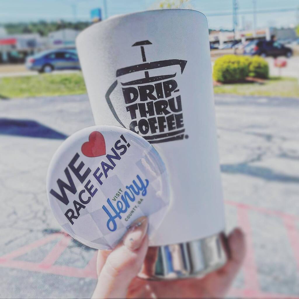 DripThruCoffee's tweet image. Welcome, #racefans 🏁! @atlmotorspdwy 

@visithenrycoga is #betterexplored with a coffee in hand. The #tinycoffeeshop is open until 4p all weekend! Come see us and #exploremore ✨ instagr.am/p/Cp8A4nTA7-h/