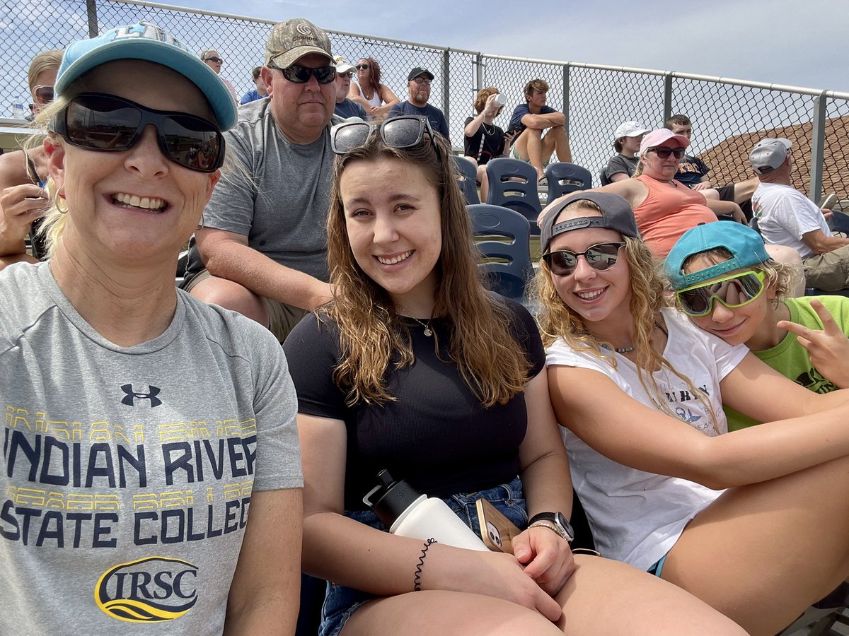 DianaRuggOnTV's tweet image. .@IRSCAthletics represent at #EFSC #swimming #volleyball #GoRiver 🌊