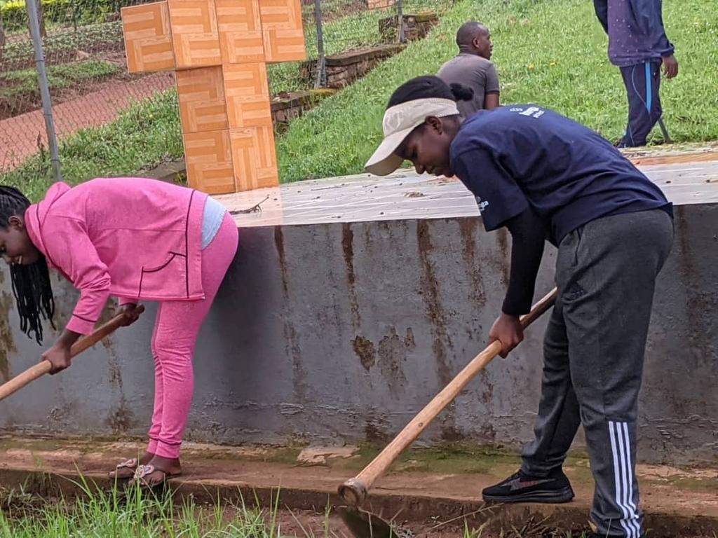 Guildcouncil250's tweet photo. Kuri uyu munsi 18 werurwe 
mu murenge wa gishari abanyeshuri bo muri IPRC gishari  #Aerge hamwe n' abayobozi bahagarariye abanyeshuri 
#guildcouncil bakoze amasuku k’urwibutso rwa Gishari ahashyinguye imibiri yabazize genocide yakorewe abatutsi muri mata 1994. https://t.co/rYnGJ75CE4
