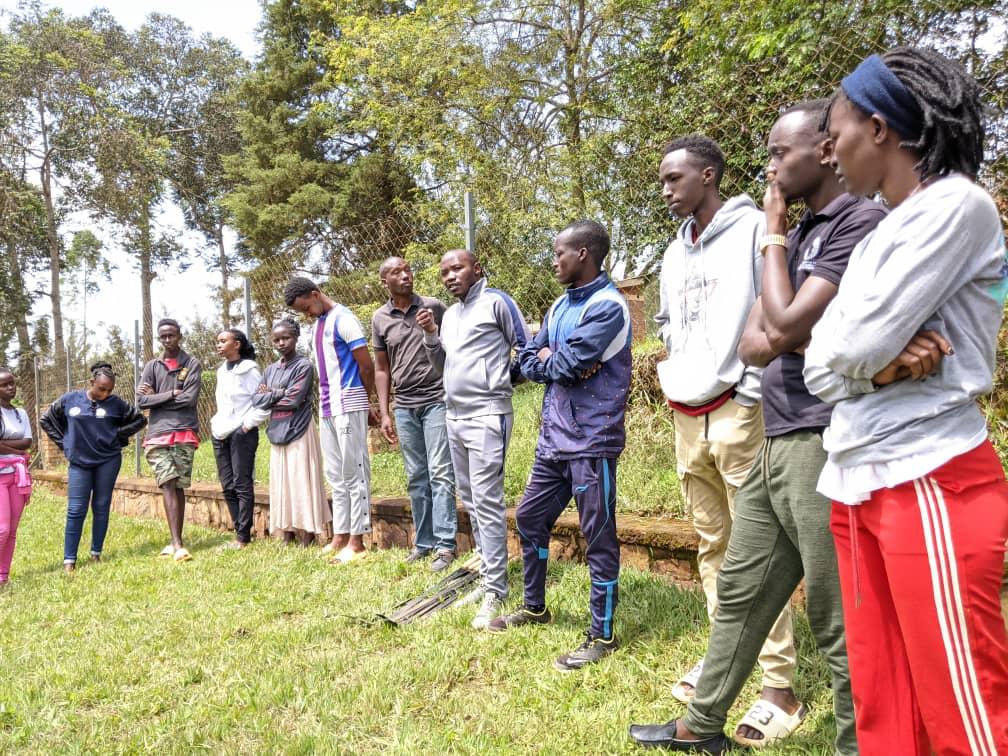 Guildcouncil250's tweet photo. Kuri uyu munsi 18 werurwe 
mu murenge wa gishari abanyeshuri bo muri IPRC gishari  #Aerge hamwe n' abayobozi bahagarariye abanyeshuri 
#guildcouncil bakoze amasuku k’urwibutso rwa Gishari ahashyinguye imibiri yabazize genocide yakorewe abatutsi muri mata 1994. https://t.co/rYnGJ75CE4