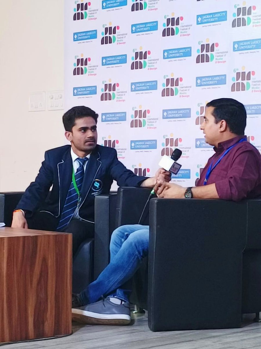 AnuragReports's tweet photo. @jlubhopal के 6वे #IFMD के दूसरे दिन मुझे वरिष्ठ पत्रकार सहज व सरल व्यक्तित्त्व के धनी @Shailendra_Mona Sir का मेरे यूनिवर्सिटी न्यूज़ चैनल #LakeCityLive के लिए इंटरव्यू लेने का मौका मिला। 

सर, से मिलना और बातें करना काफी यादगार था! ❤✨

#Bhopal #journalist #patrika https://t.co/qBGqNTZGui