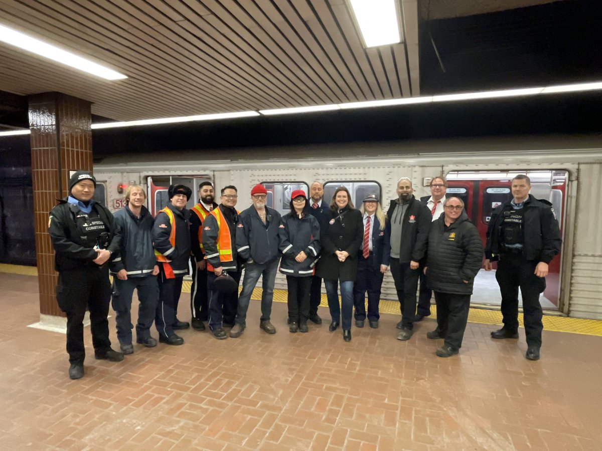 transit-toronto-on-twitter-rt-mckelvieto-stopped-at-kennedy-station
