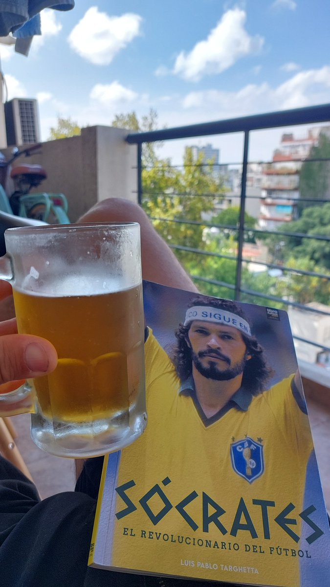 Gran libro del doctor Socrates !Un idealista , revolucionario , transformador social a través del fútbol y un talento único. Gracias por contarnos la historia de este ser único🇧🇷<a href="/Tano2412/">Patria Libre 🇦🇷✌⚪🔴⚪ 🇮🇹 🇪🇸</a>