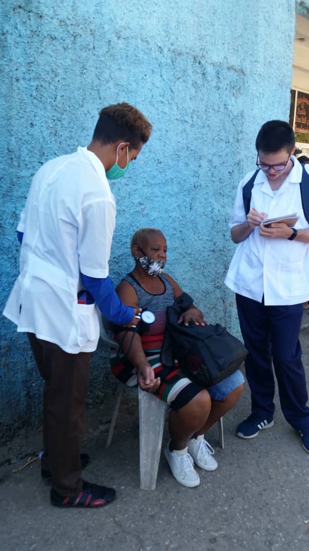 DecanoEc's tweet photo. Los estudiantes de Ciecias Médicas de la FCM E. Cabrera con su pueblo en labores de promoción en barrios capitalinos, Altahabana Boyeros.
@magdemily @LagoMairim #CubaPorLaVida @TamineJordan @facultadec https://t.co/E8uNL5L7N8