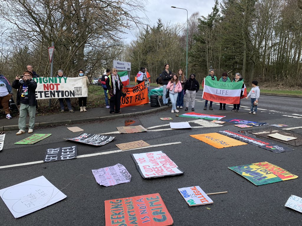 wallsmustfall's tweet photo. Refugees are welcome here! Solidarity to all the women in Derwentside IRC #NotoHassockfield #enddetention @No2Hassockfield @Right_to_Remain @SYMAAG @FreshGrassroots @vicasokoya @sutr_calderdale @infostaugs @FIRMCharter @MeggsMoyo @AsylumMatters @sheffantiraids @NoBordersCJ https://t.co/b8Bl6PVCid