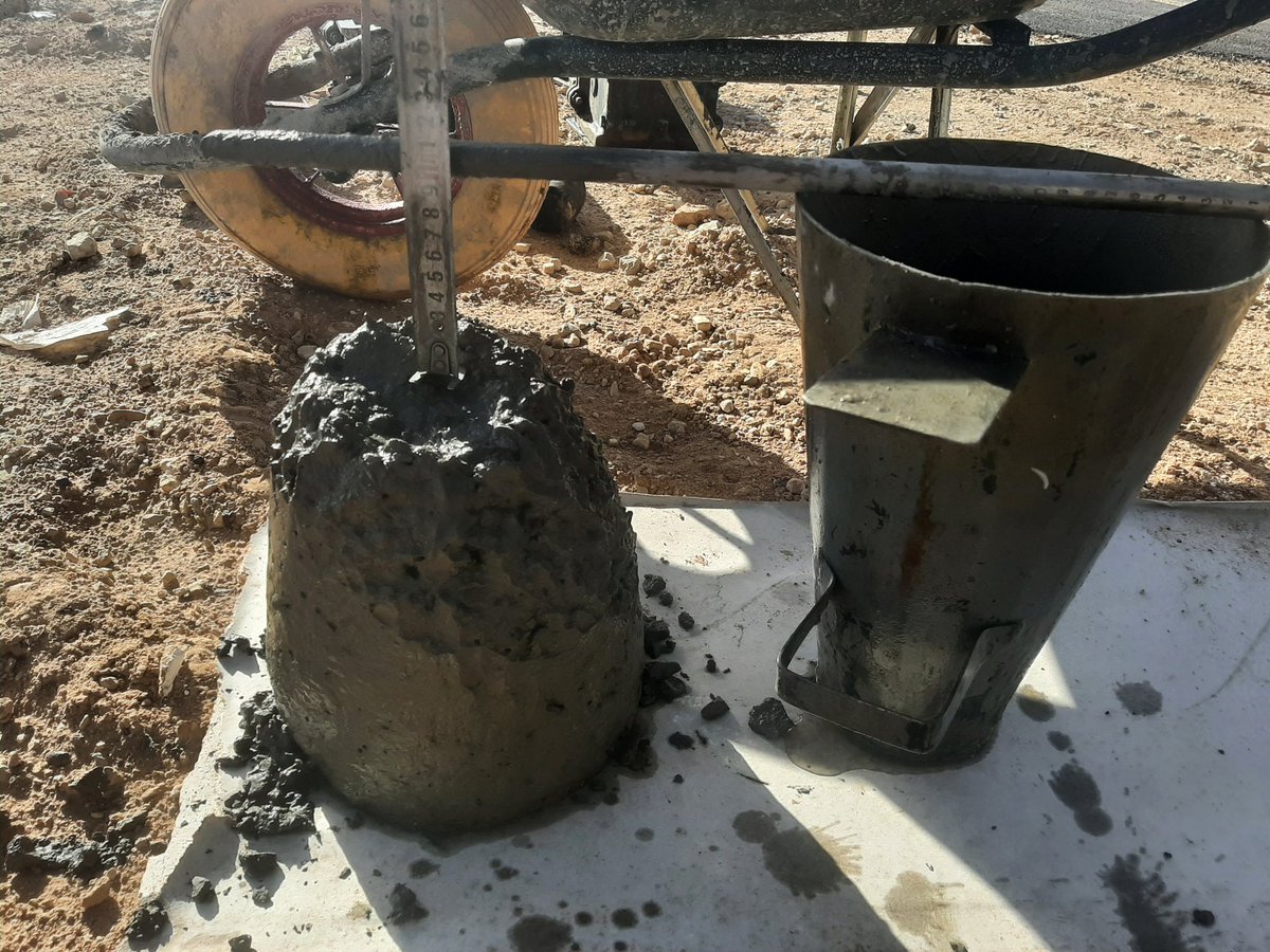 اختبار الهبوط للخرسانه ( slump test )
هو اختبار يتم في موقع العمل لتحديد قوام الخرسانه والتأكد من نسب الخلط الاسمنتيه وهذا الاختبار ضروري قبل صب الخرسانه للتأكد من مطابقتها للمواصفات لان اي تغيير في نسب الخلط يؤثر علي نسبة الهبوط وكذلك اي خطأ في المكونات يضعف الخلطة الخرسانه