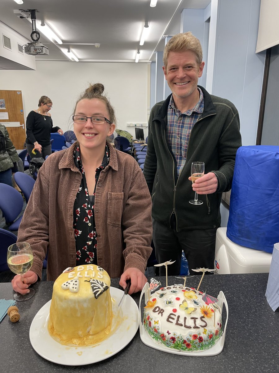 New DOCTOR @em_ellis_ has wrapped up her amazing PhD with me and @jilledmondson25  and is heading to her new postdoc @RECecochange in Finland!   Sad to see her off, but looking forward to hearing all about her exciting new research! 
@PPS_UoS @granthamcsf

#insect  #pollinators