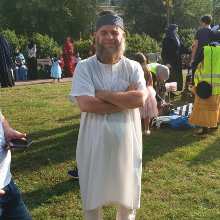 muslimdaily_'s tweet photo. Hussein Miftar, a Muslim father who tried desperately to save his children was recently "found dead" in police custody in Sweden.

His 4 children were kidnapped by the social services and separated from them despite the children wanting to go back to their parents. https://t.co/KvxZ05ByZd