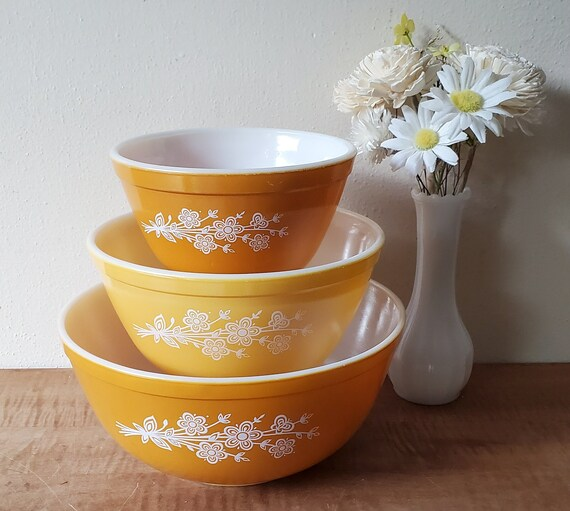 sufferingpoodle's tweet photo. i think it would be incredibly funny but also cute to get any of the vintage pyrex bowl designs as a tramp stamp. like just the designs, not a tattoo of the bowl. https://t.co/Vcwqrsbl0h