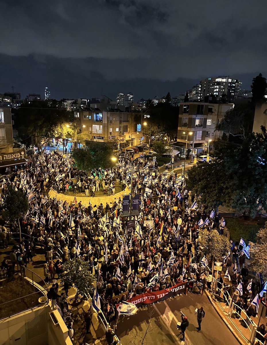 stony_nft's tweet photo. @Riklin10 אדון שופר, לפחות תהיה טיפה הגון ודובר אמת כדי להודות שההפגנות חוצות ערים, ישובים ואפילו התנחלויות וקיבוצים. הנה אלפים בגבעתיים ורק התחלנו, אנשים עוד נוהרים https://t.co/rPWv1iwa8M
