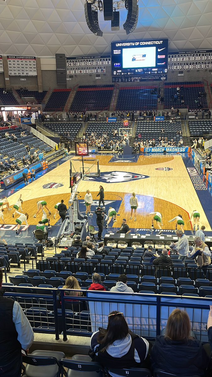 NicoleViselli's tweet photo. @UVMwbb first round of March Madness!! https://t.co/rcBtWOb3yw