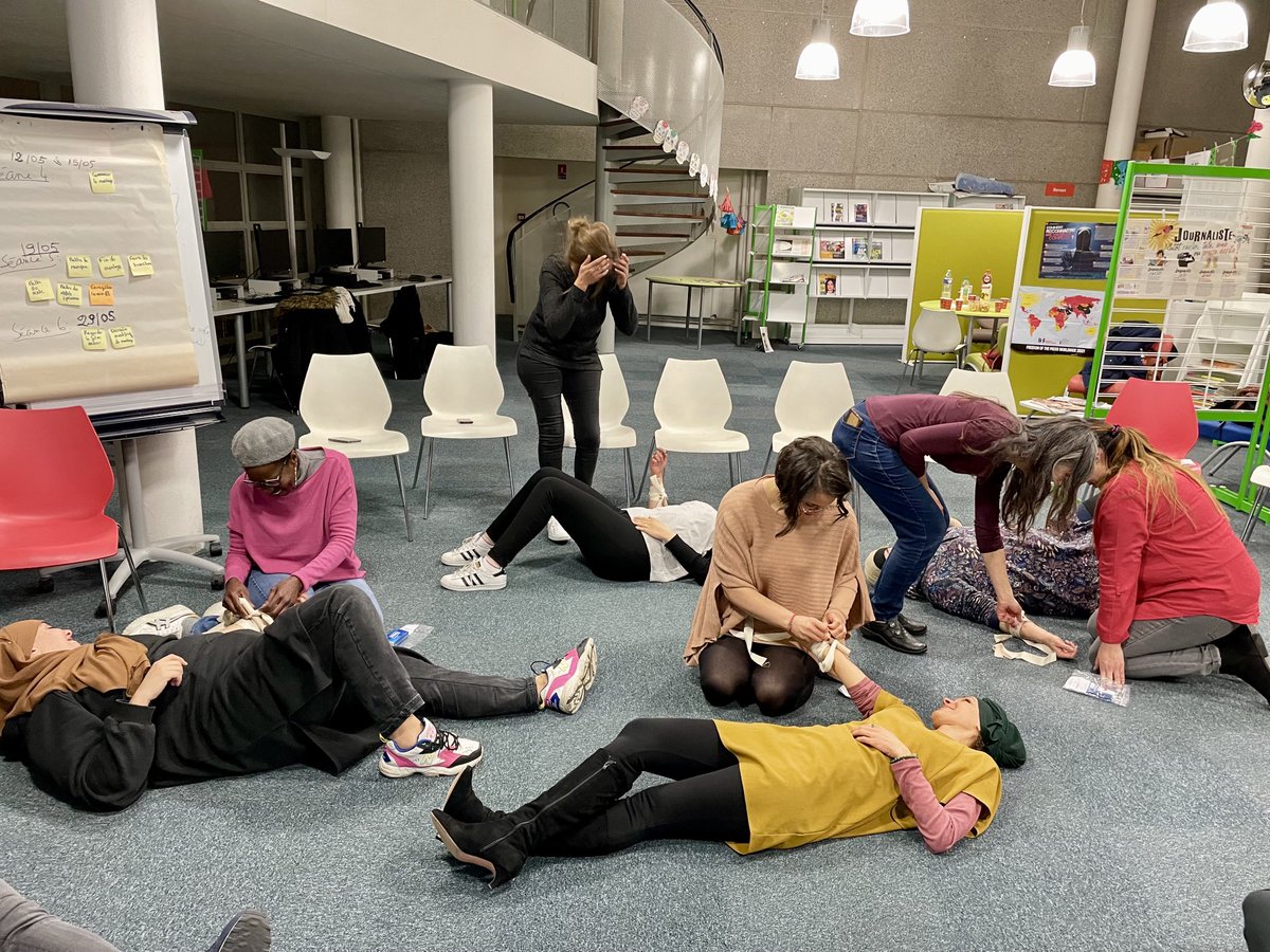 Pour une quinzaine de parents d’élèves, 3h de formation aux gestes qui sauvent. Prêts pour porter secours. Pour information, il y a un un défribrillateur au collège Vaillant. 
Soirée très constructive et sympathique. Merci à la formatrice.