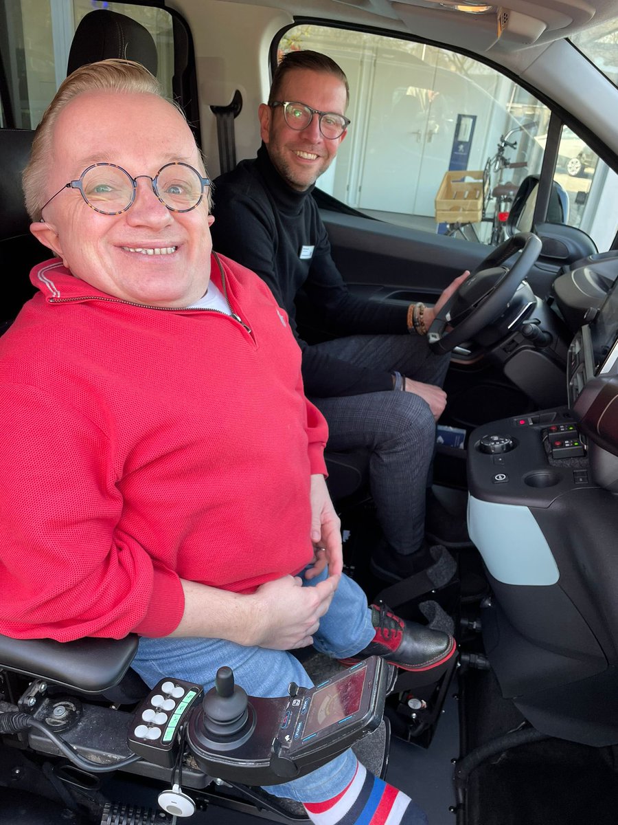 BrinkRick85's tweet photo. Vandaag mijn nieuwe Peugeot Rifter in ontvangst mogen nemen! Heel veel dank @AutoBouwmanNL voor jullie deskundige en goede service! #JeVoeltJeLekkerderInEenPeugeot https://t.co/oD2mw4GkPi