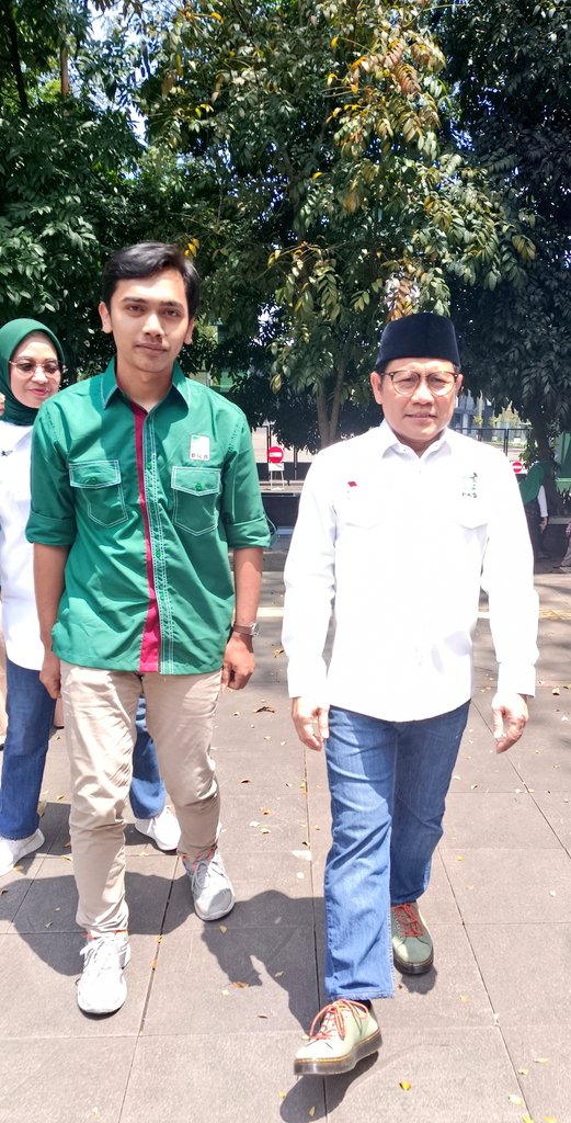 acep_ansor's tweet photo. PKB Kahiji, Jabar Ngahiji. Prung Gus Muhaimin

#prung #prunggusmuhaimin #GusMuhaimin #thenext2024 

@cakimiNOW @DPP_PKB @dpwpkbjabar @pkbsmd @SyaifulHooda @didisuhrowardi @Hermanhabibullh https://t.co/8co3vbD7HM
