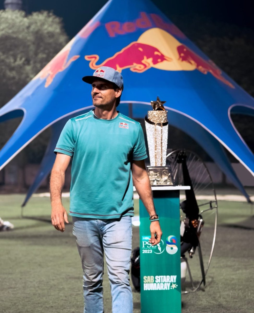GuessWhoseThiss's tweet photo. PSL 8 Closing Ceremony ends with a bang, and a high-flying surprise from Red Bull Pakistan.
@redbull #redbullpakistan #redbullpk #psl8 #redbullparamotorstunt #givesyouwings https://t.co/3k4p2qk1wF