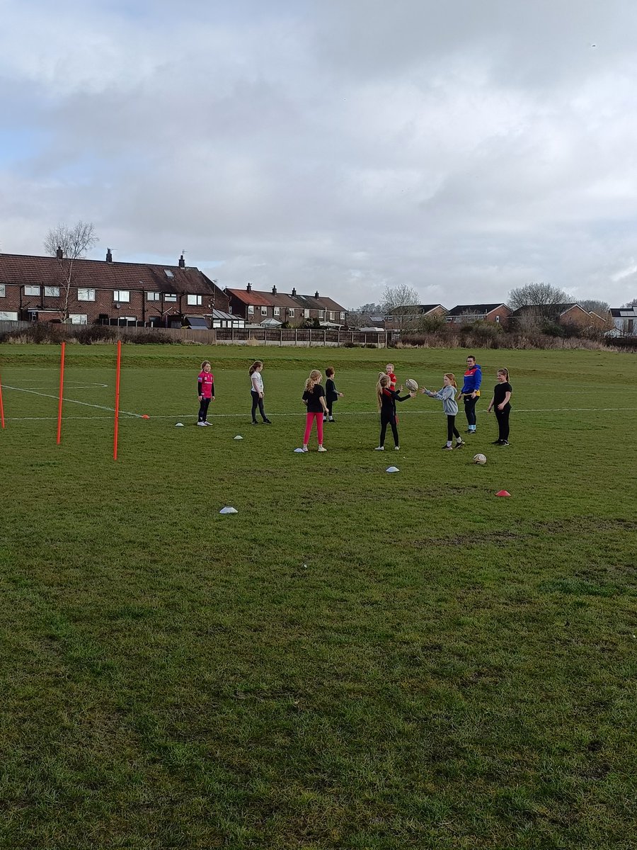 Fantastic to see the Under 8 girls training down at Vicarage Lane this morning, everyone had a great time. Special, huge thank you to @JewittBec and @LeeJewitt32 for taking the session 🔴🔵⚪🦈🦈🦈