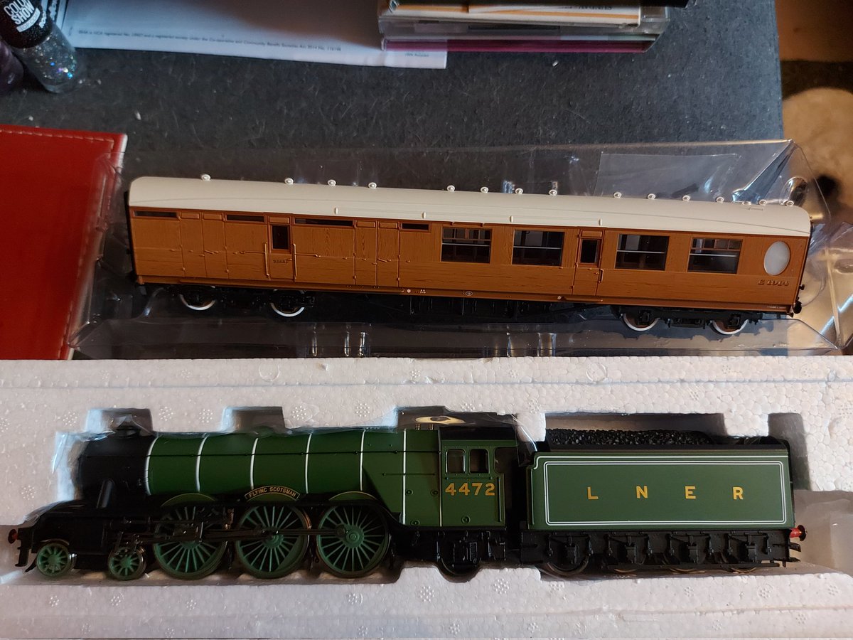 sexyeyes70's tweet photo. I've had a lovely day out #AlexandraPalace with @alex_chilver for the #ModelTrainExhibition Coffee and doughnuts #TheCommunityLarder on the way home. I am now the #Proud owner of #TheFlyingScotsman & #PoshCarriage & two additional #Wagons & one #hopper for my #FreightEngine โค๏ธ https://t.co/hCD9isuEa1