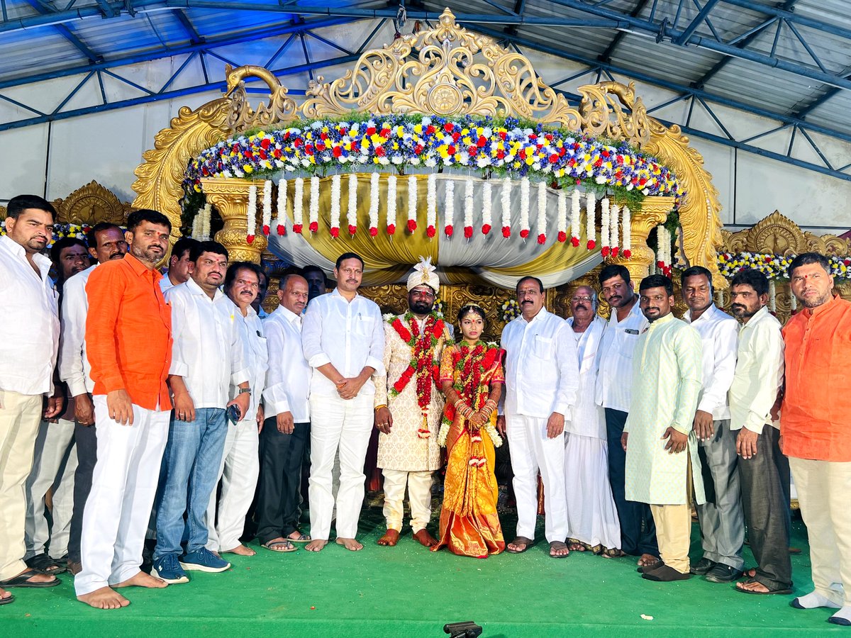 VeeraReddy_BJP's tweet photo. గుండ్రంపల్లి బీజేపీ కార్యకర్త అంజన్ గౌడ్ గారి సోదరి వివాహ కార్యక్రమానికి హాజరై వధూవరులను ఆశీర్వదించడం జరిగింది....
#DonuruVeeraReddy 
#Bjp4Munugodu 
#TeamDVR https://t.co/rBCdu63WAM