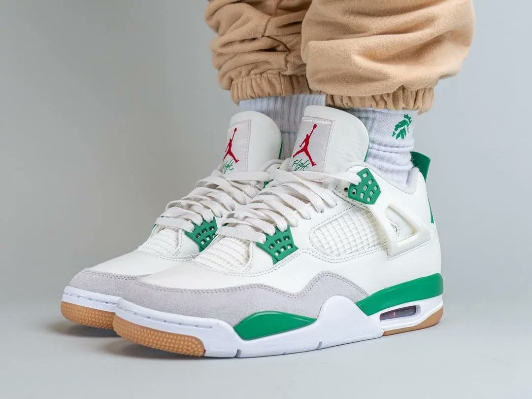 JustFreshKicks's tweet photo. On Foot Look at the Nike SB x Air Jordan 4 SP "Pine Green" 🌲 https://t.co/l9q0vkZ7eY https://t.co/kB0X1CMjqh