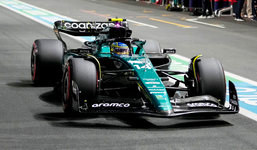 💨¿¿Es un sueño de Resines?? 🔥¡FERNANDO ALONSO VUELVE A PRIMERA LÍNEA! #F1 #SaudiArabianGP 🏎️Magic finaliza tercero por detrás de Pérez y Leclerc, pero la penalización del de Ferrari le da la primera línea por detrás de 'Checo' Sainz saldrá cuarto rtve.es/deportes